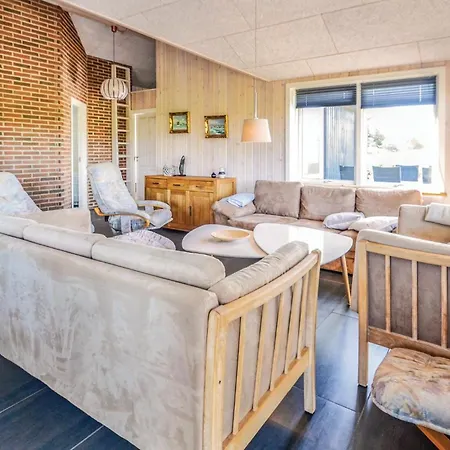 Four-bedroom In بيت للعطل